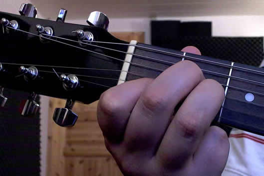 Hier greife ich auf meiner Gitarre den A Moll Akkord